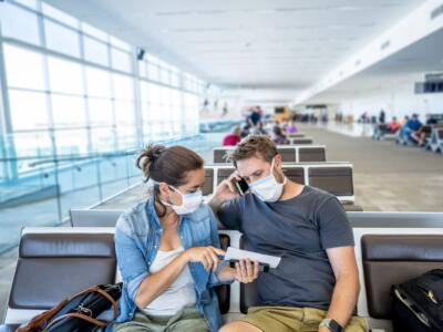 attesa al gate per volo con mascherina