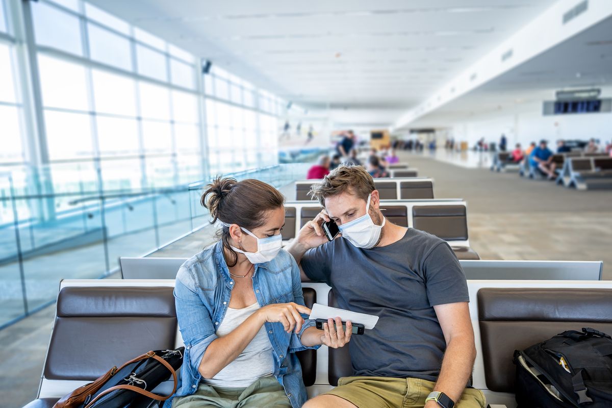 attesa al gate per volo con mascherina