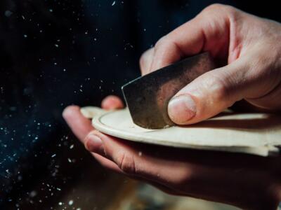 Un liutaio lavora il legno