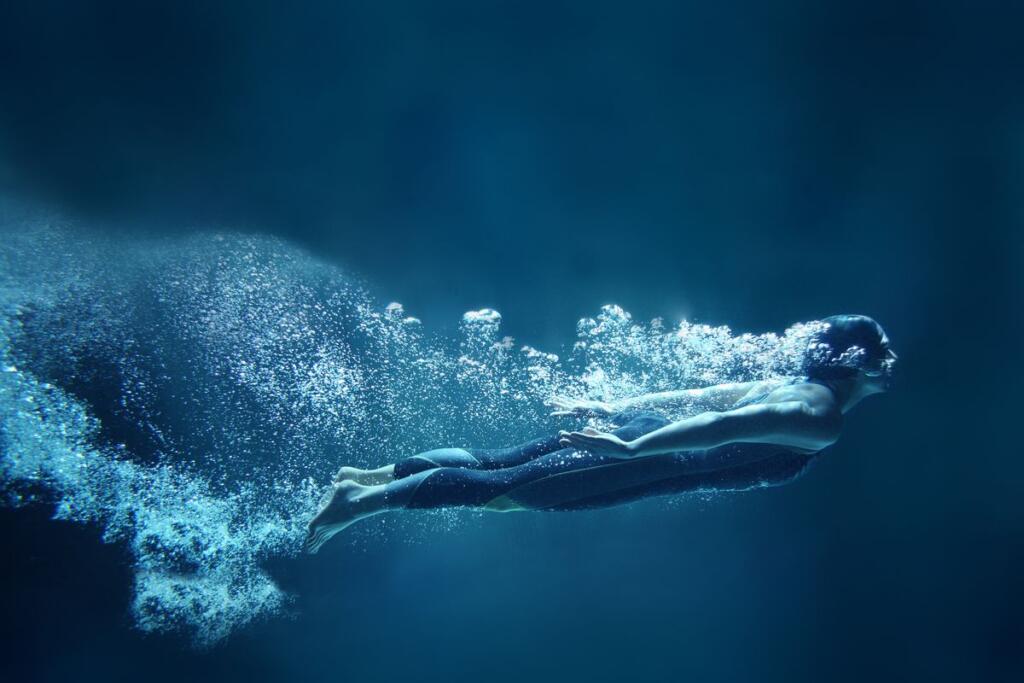 Una nuotatrice in piscina