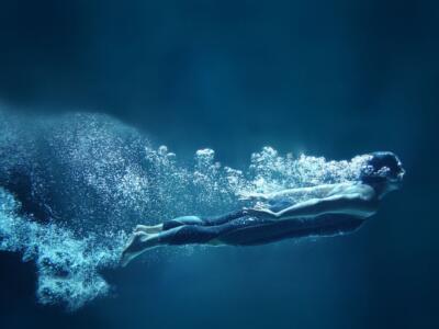 Una nuotatrice in piscina