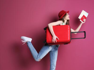 Ragazza con valigia e passaporto