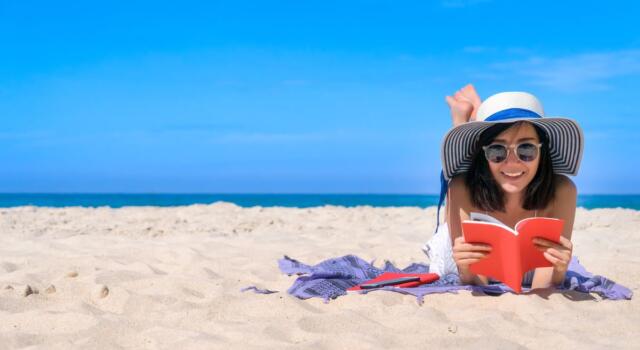 Perché leggere in spiaggia fa bene?