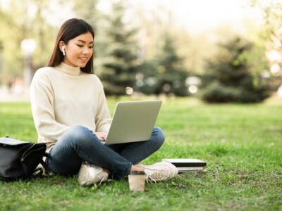 ragazza in smartworking al parco
