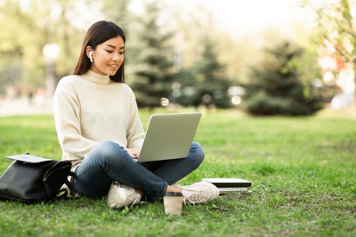 ragazza in smartworking al parco