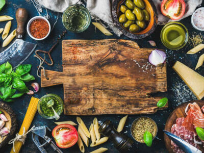 Un tagliere con cibo italiano