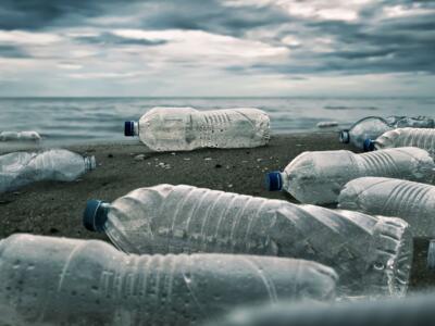 Bottiglie di plastica sulla spiaggia