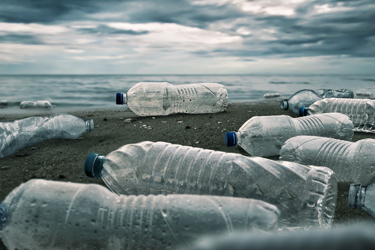 Bottiglie di plastica sulla spiaggia