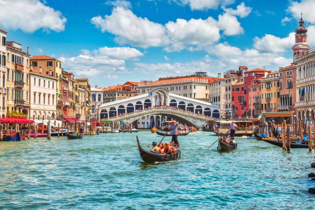 Venezia, Ponte di Rialto: terminato il restauro da 5 milioni finanziato da Renzo Rosso