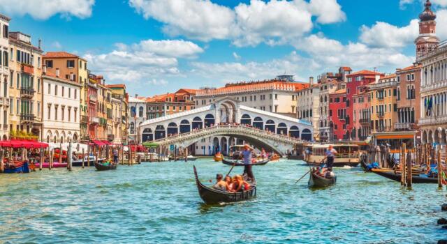 Venezia, Ponte di Rialto: terminato il restauro da 5 milioni finanziato da Renzo Rosso