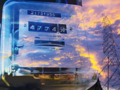 Un misuratore di potenza elettrico con un palo ad alta tensione