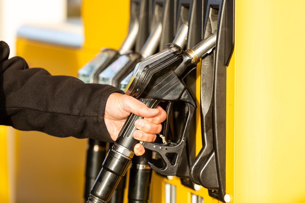 Un uomo al distributore di benzina