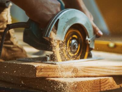 Un falegname taglia legno con una sega circolare