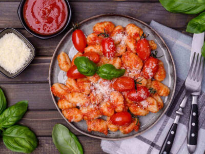 Un piatto di gnocchi al pomodoro