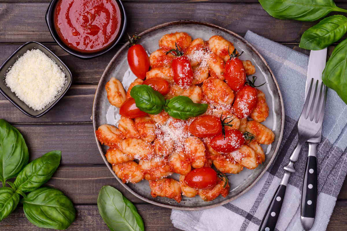 Un piatto di gnocchi al pomodoro