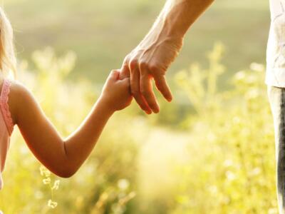 Un padre tiene sua figlia per mano