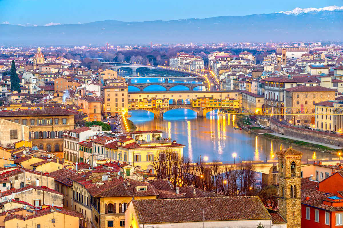 La vista al tramonto di Ponte Vecchio a Firenze