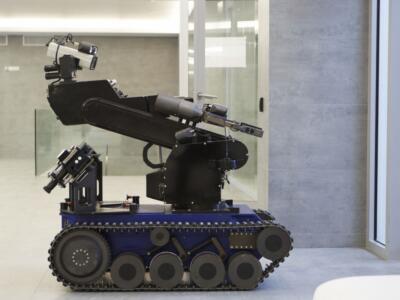 Un poliziotto robot al lavoro