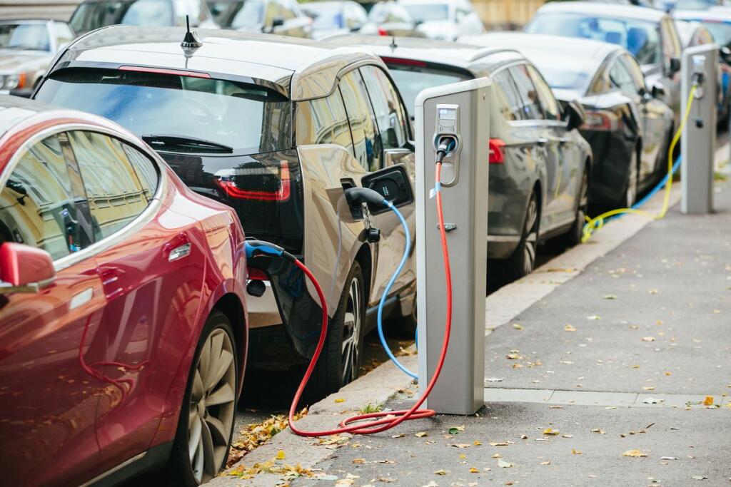 Auto elettriche, gli italiani verso la mobilità ecosostenibile