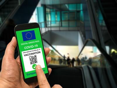 Un lavoratore esibisce il Green Pass