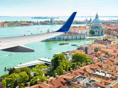 Un aereo sorvola Venezia