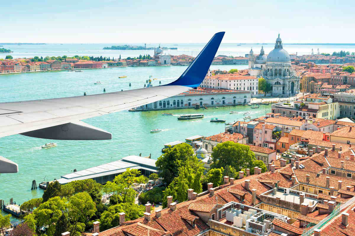 Un aereo sorvola Venezia