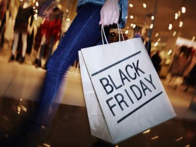 Una donna fa shopping durante il Black Friday