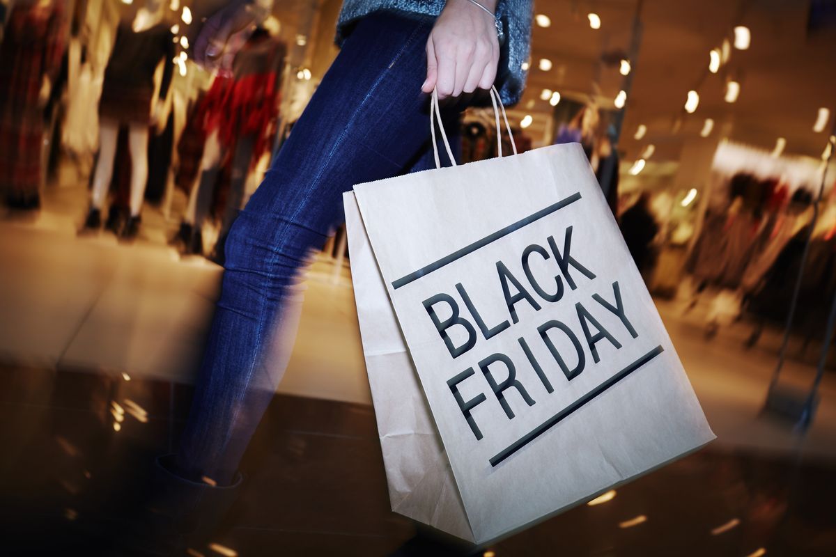 Una donna fa shopping durante il Black Friday