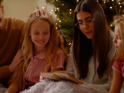 famiglia lettura natale