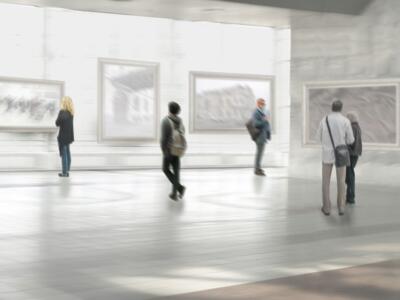 Persone ad una mostra d'arte