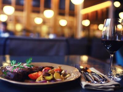 Un piatto a cena in un ristorante stellato