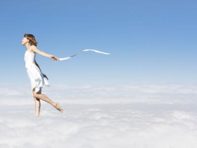 Ragazza tra le nuvole