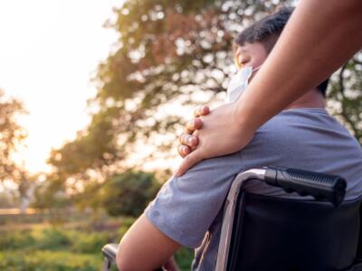 Ragazzo su sedia a rotelle