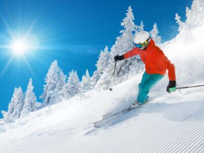 Uno sciatore in discesa in alta montagna