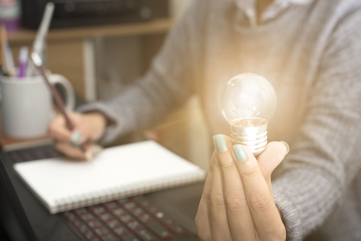 Una donna d'affari tiene in mano una lampadina