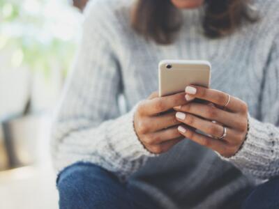 Una ragazza utilizza uno smartphone