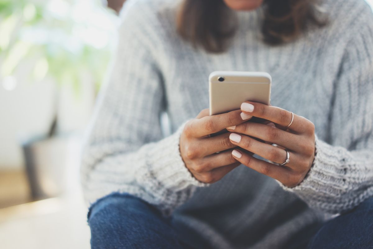 Una ragazza utilizza uno smartphone