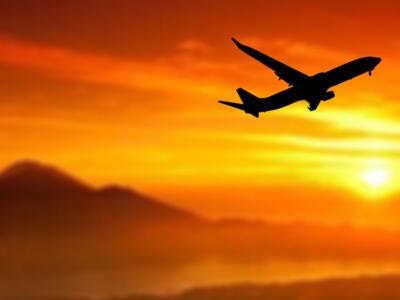 Un aereo in volo al tramonto