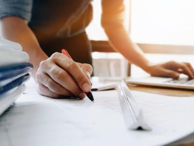 Un giovane ricercatore a lavoro