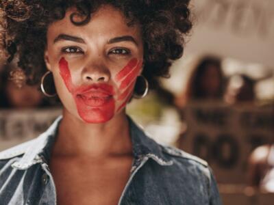 Una manifestante contro la violenza sulle donne