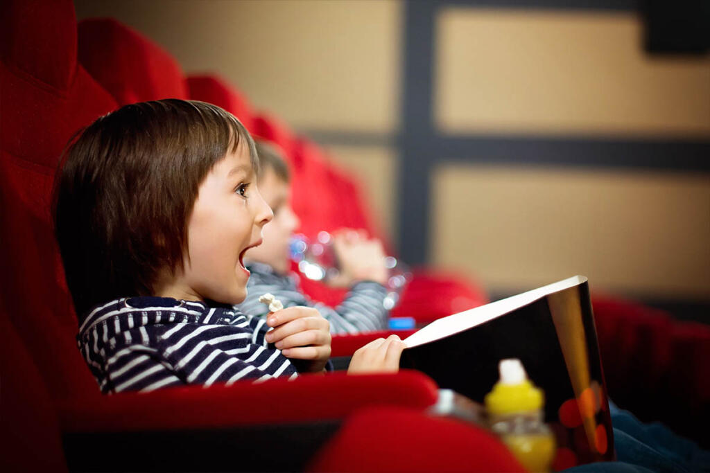 Un bambino guarda un film al cinema