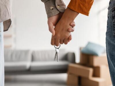 Una coppia si trasferisce in una nuova casa