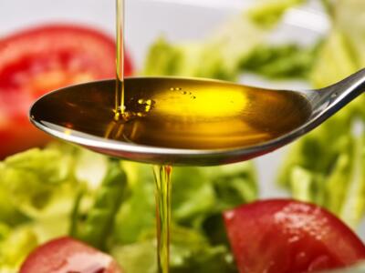 Mangiare mezzo cucchiaio d’olio d’oliva al giorno riduce il rischio di infarti e cancro