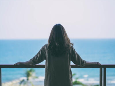 Una ragazza ammira il mare