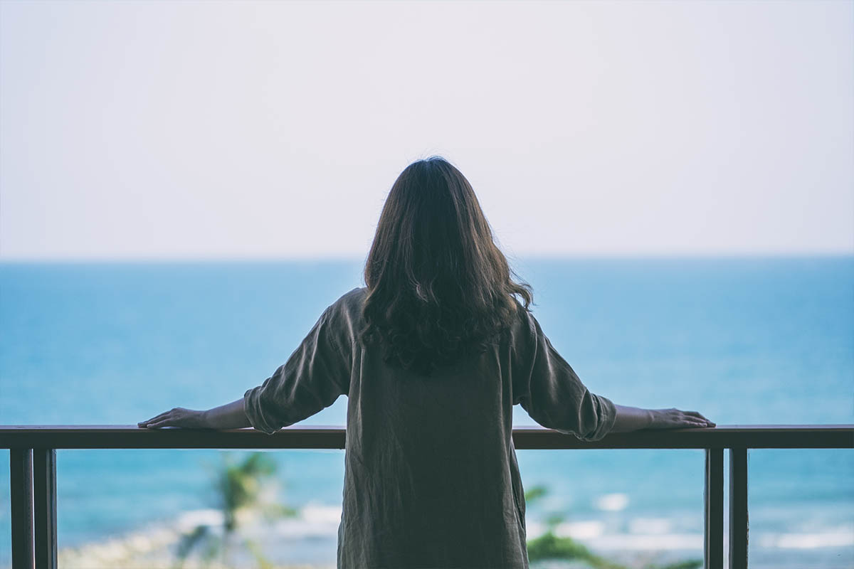 Una ragazza ammira il mare