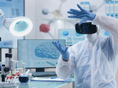 Un ricercatore in laboratorio