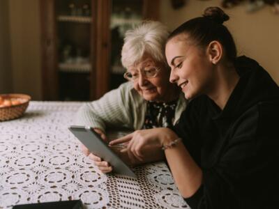 anziana nonna nipote ragazza telefono cellulare