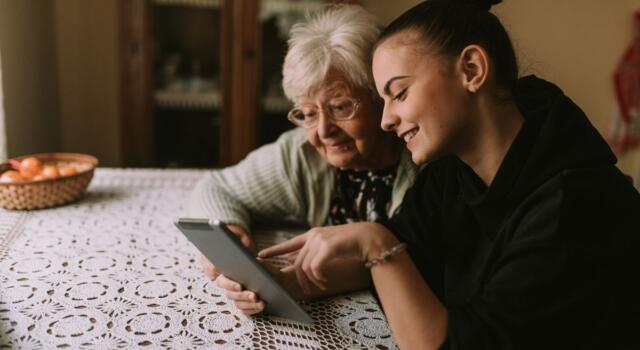 Nonni Smart: arriva il corso per aiutare gli over 60 con la tecnologia