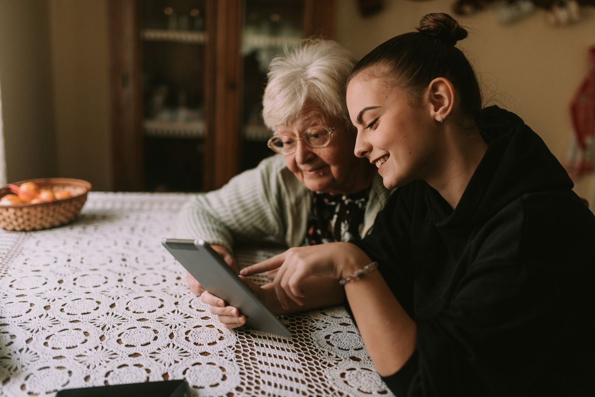 anziana nonna nipote ragazza telefono cellulare