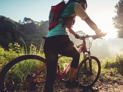 Una ragazza in mountain bike